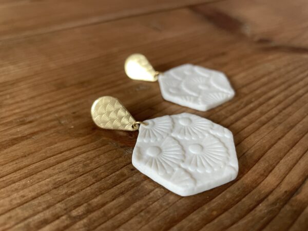 Boucles d’oreilles hexagone et apprêts texturés