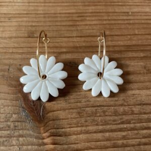 Bijoux-créoles-fleur-marguerite-porcelaine-fait-main