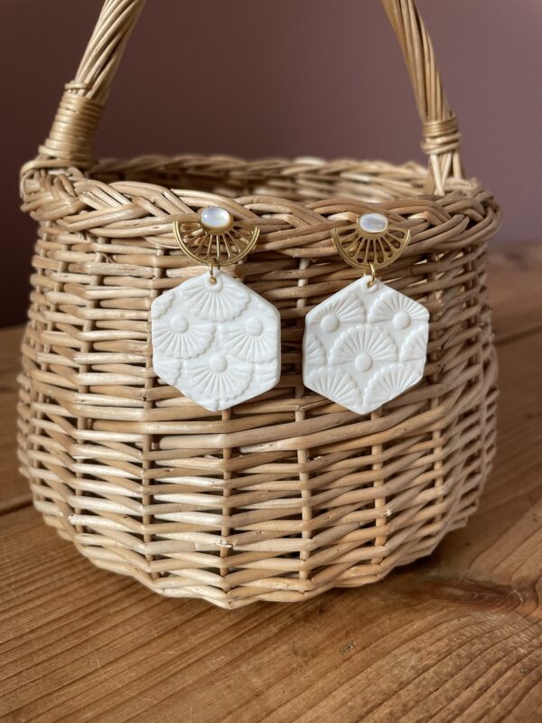 Boucles d'oreilles hexagones texturés et support éventail – Image 3