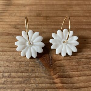 Bijoux-créoles-fleur-marguerite-porcelaine-fait-main