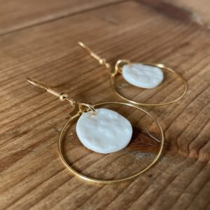 Boucles d’oreilles ronds fleuris encerclés