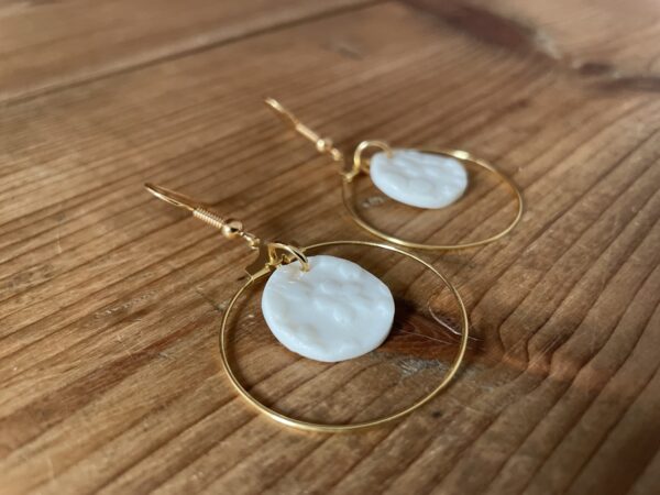 Boucles d’oreilles ronds fleuris encerclés