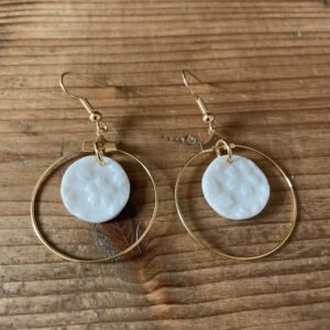 Bijoux-boucles-d-oreilles-ronds-fleuris-porcelaine-fait-main