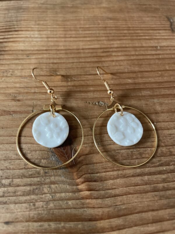 Boucles d’oreilles ronds fleuris encerclés – Image 2