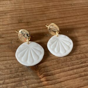 Petites boucles d’oreilles esprit coquillage
