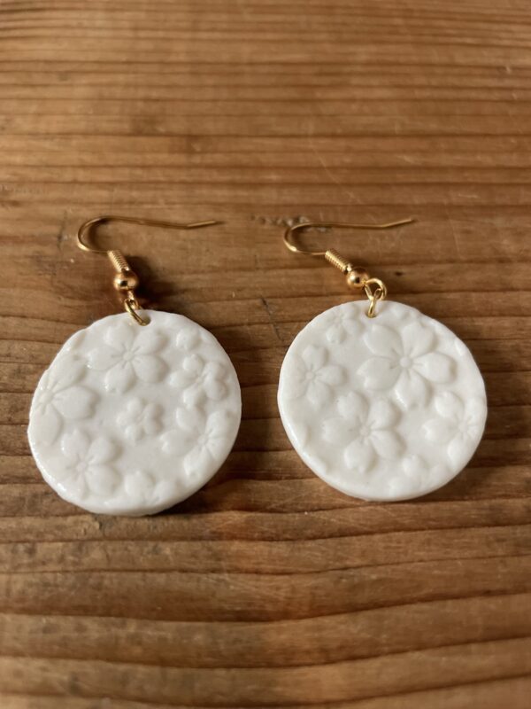 Boucles d’oreilles petits ronds impression fleurie – Image 2