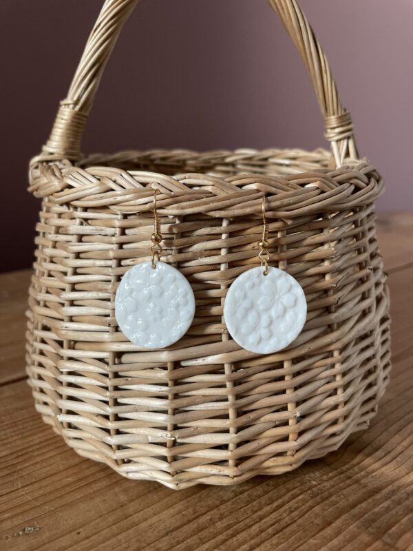 Boucles d’oreilles petits ronds impression fleurie – Image 3