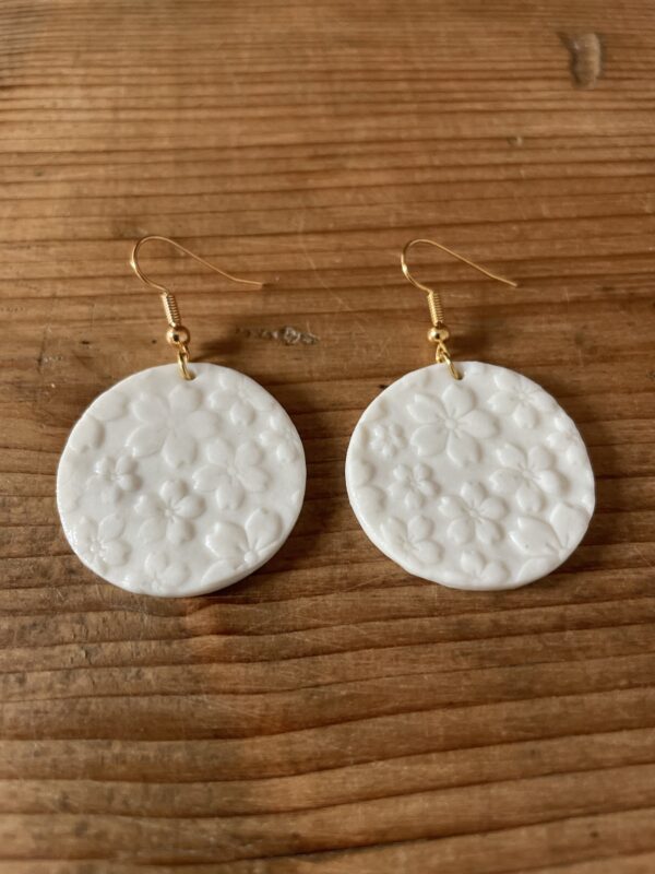 Boucles d’oreilles ronds impression fleurie – Image 2