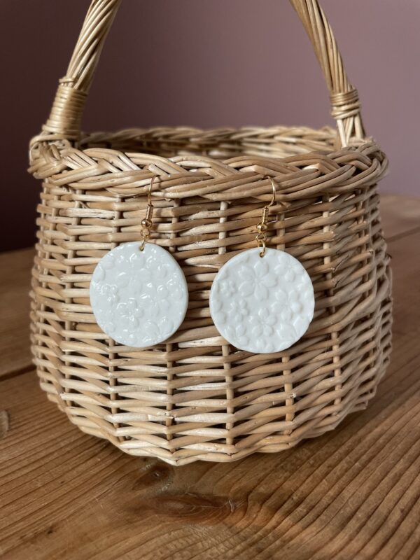 Boucles d’oreilles ronds impression fleurie – Image 3
