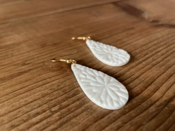 Boucles d’oreilles simples et texturées