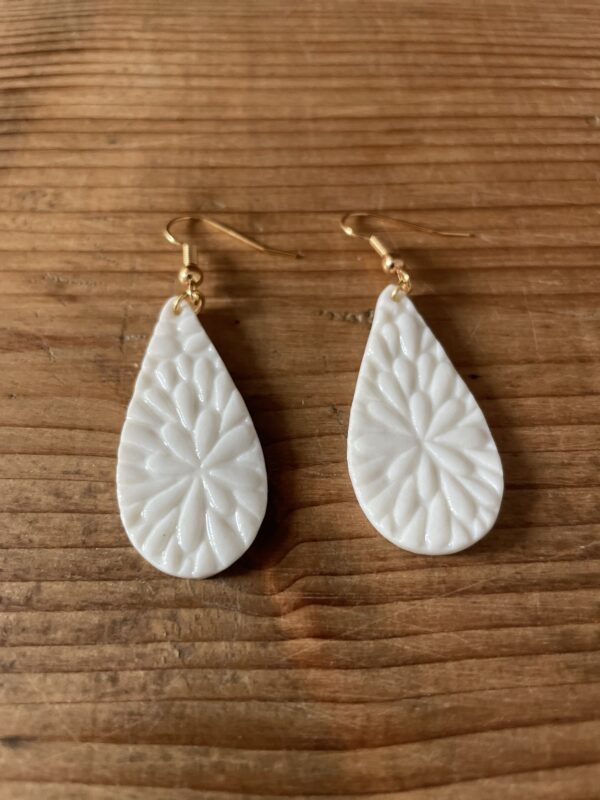 Boucles d’oreilles simples et texturées – Image 2