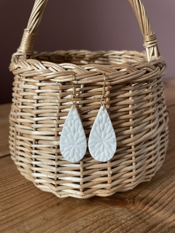 Boucles d’oreilles simples et texturées – Image 3