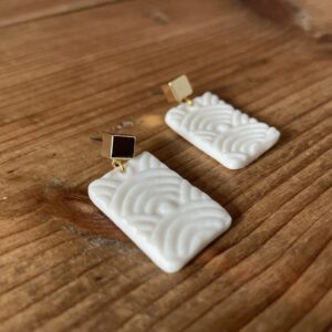 Petites Boucles d’oreilles rectangles texturées2