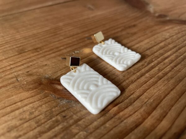 Petites Boucles d’oreilles rectangles texturées2
