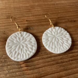 Boucles-d-oreilles-ronds-texturés-porcelaine