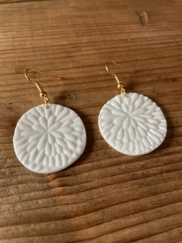 Boucles d’oreilles ronds texturés – Image 2