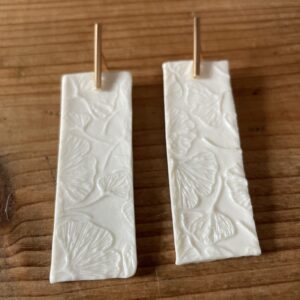 Bijoux-boucles-d-oreilles-rectangles-gingko-porcelaine-fait-main