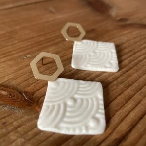 Boucles d’oreilles carrés et apprêt hexagonal
