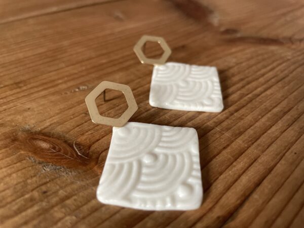 Boucles d’oreilles carrés et apprêt hexagonal