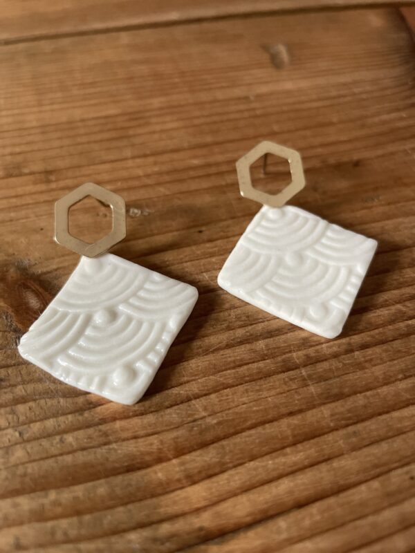 Boucles d’oreilles carrés et apprêt hexagonal – Image 2