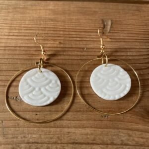 Boucles-d-oreilles-ronds-texturés-porcelaine