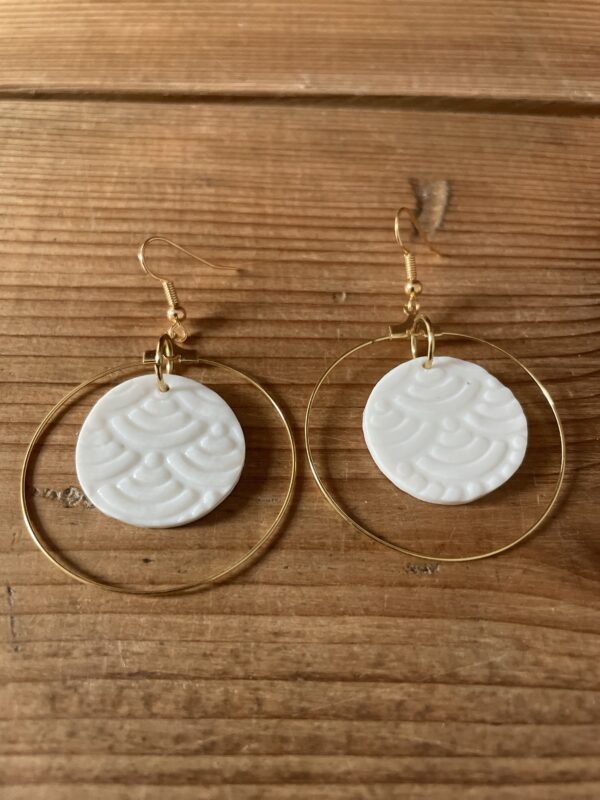 Boucles d’oreilles grands ronds texturés – Image 2