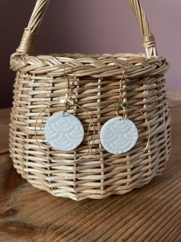 Boucles d’oreilles grands ronds texturés – Image 3