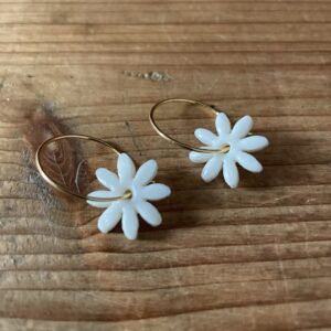Bijoux-créoles-fleurs-marguerite-porcelaine-fait-main