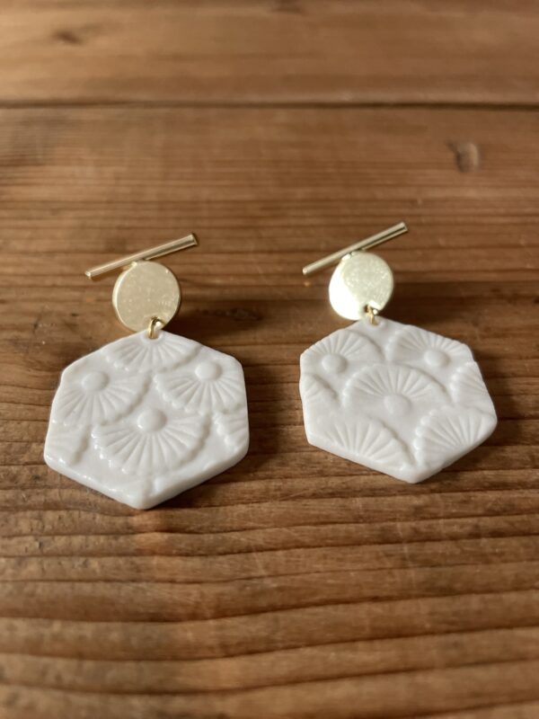Boucles d'oreilles hexagones texturés – Image 2