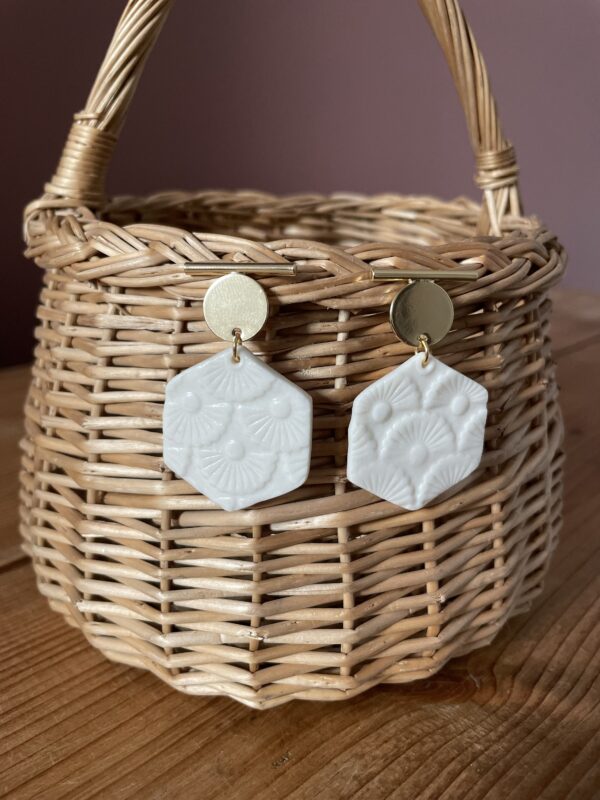 Boucles d'oreilles hexagones texturés – Image 3