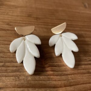 Boucles-d-oreilles-feuilles-fleurs-porcelaine