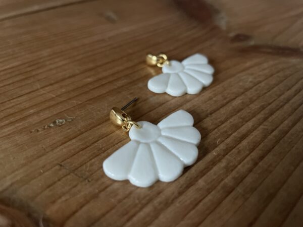 Boucles d’oreilles demi-fleur