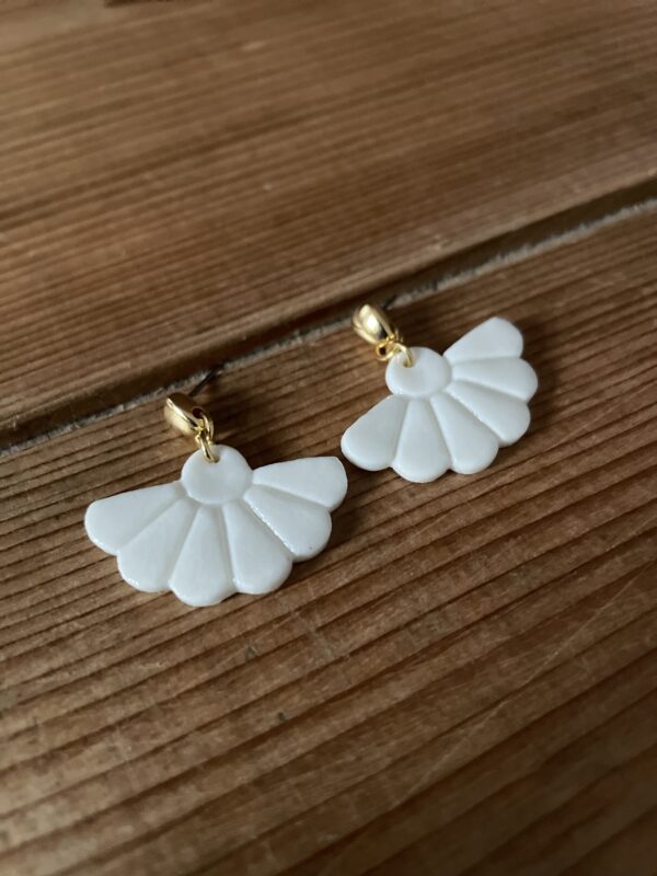 Boucles d’oreilles demi-fleur – Image 2