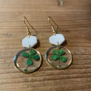 Boucles-d-oreilles-porcelaine-et-trèfle-séché