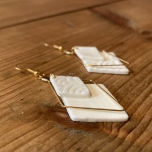 Boucles d’oreilles doubles losanges texturés asymétriques