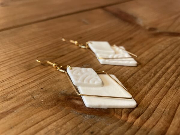 Boucles d’oreilles doubles losanges texturés asymétriques