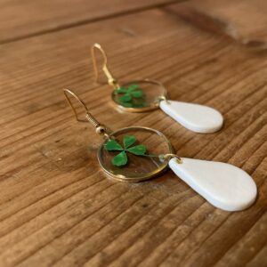 Boucles d’oreilles trèfles séchés et sa goutte de porcelaine