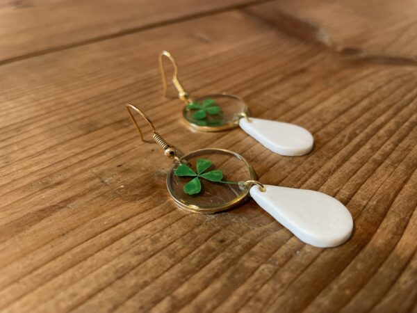 Boucles d’oreilles trèfles séchés et sa goutte de porcelaine