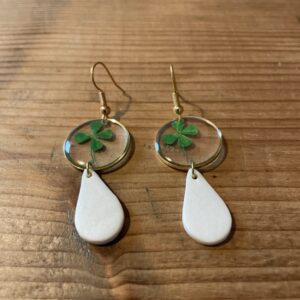 Boucles-d-oreilles-porcelaine-et-trèfle-séché
