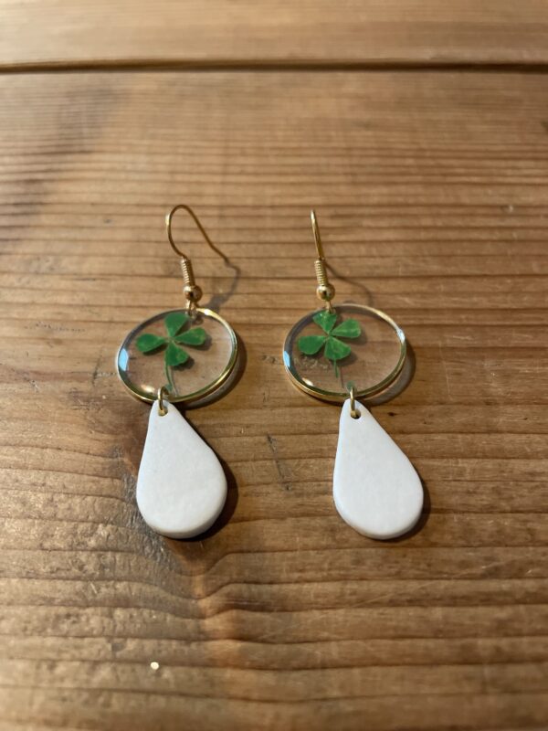 Boucles d’oreilles trèfles séchés et sa goutte de porcelaine – Image 2