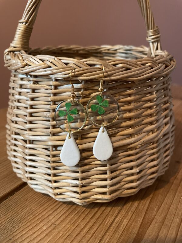 Boucles d’oreilles trèfles séchés et sa goutte de porcelaine – Image 3