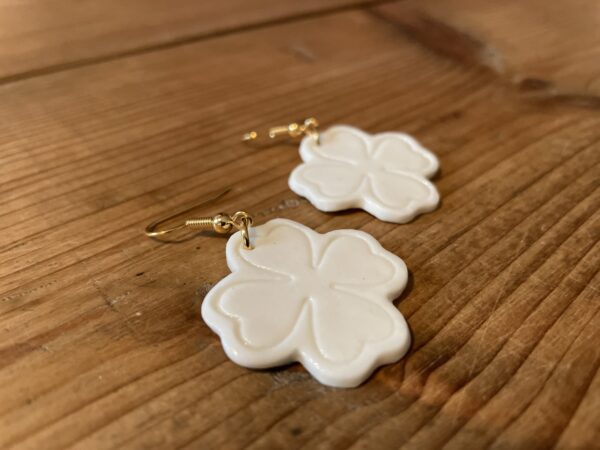 Boucles d’oreilles trèfles en porcelaine