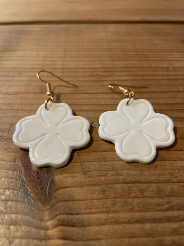 Boucles d’oreilles trèfles en porcelaine – Image 2