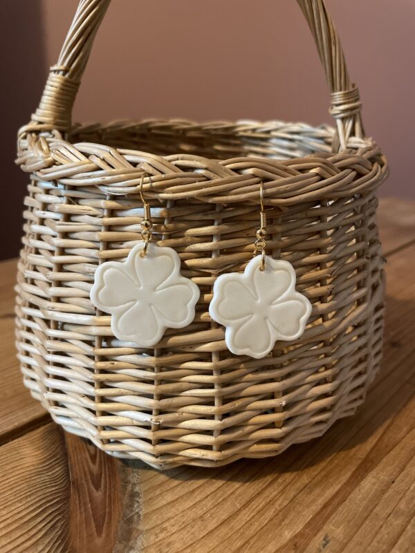 Boucles d’oreilles trèfles en porcelaine – Image 3