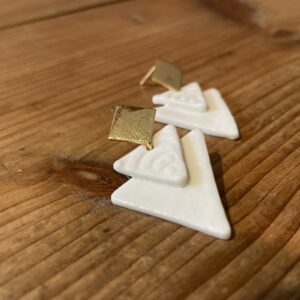 Boucles d'oreilles double petits triangles texturés et apprêt carré