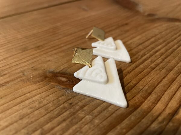 Boucles d'oreilles double petits triangles texturés et apprêt carré