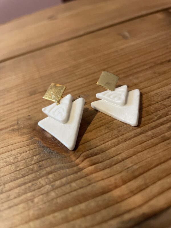 Boucles d'oreilles double petits triangles texturés et apprêt carré – Image 2
