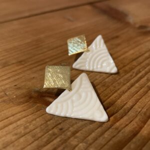 Boucles d'oreilles petits triangles texturés