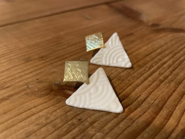 Boucles d'oreilles petits triangles texturés