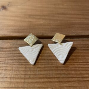 Boucles-d-oreilles-triangles-texturés-géométriques-porcelaine